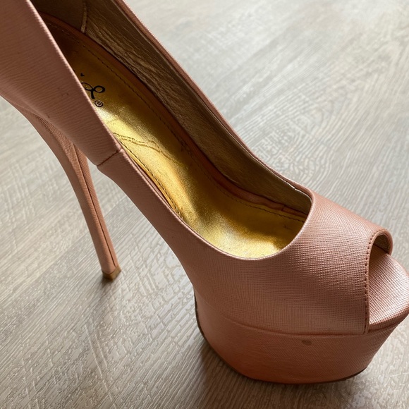 ✨Women’s Salmon Platform Heels✨ - Picture 3 of 5